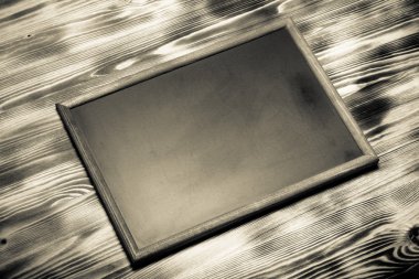 Yeni hafif ahşap yanmış doku ile arka plan için tebeşir tahtası.