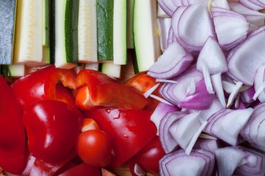 Sebze yemek pişirmek için farklı türde kümesi