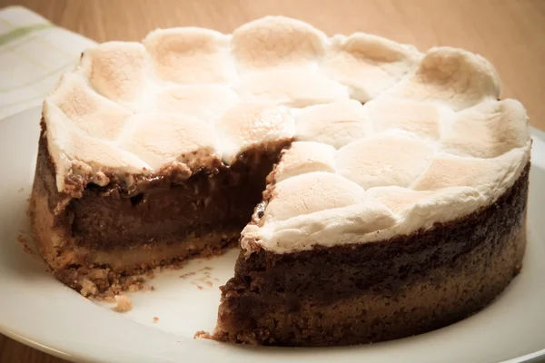 Süßer Kuchen mit Schokolade auf einem hellen Holztisch. Selektiver Fokus — Stockfoto