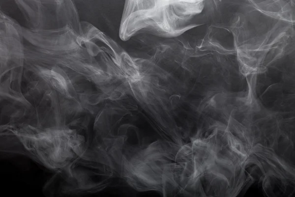 Fumar em um fundo preto. Desfocado — Fotografia de Stock