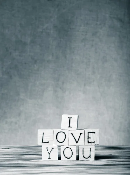 木制的多维数据集以题字"我爱你"新木制板上 — 图库照片