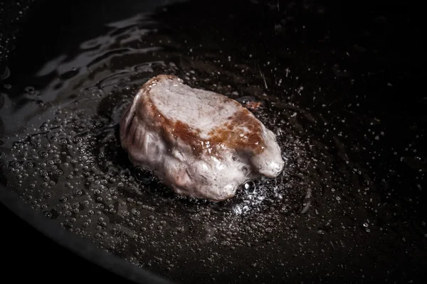 Filete rebanado frito en una sartén. Tonificado —  Fotos de Stock