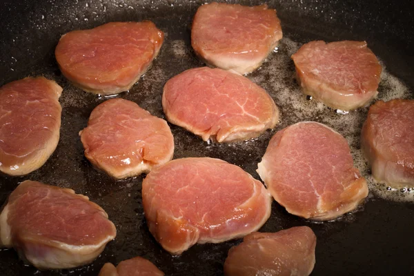 Filete rebanado frito en una sartén. Tonificado —  Fotos de Stock