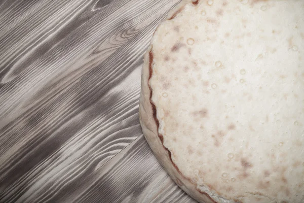 Fresh pie with cottage cheese "vatrushka" on a new burned wooden — Stock Photo, Image