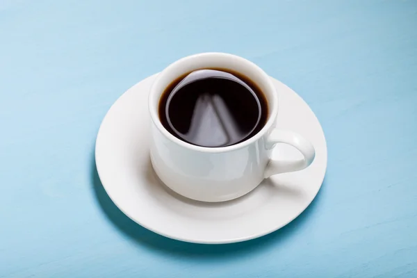 Café em xícara na mesa de madeira azul — Fotografia de Stock