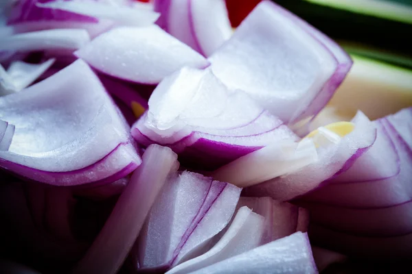 Pieces of red onion closeup. Selective focus. Toned — Stock Photo, Image