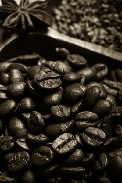 Diferentes tipos de café en plato de madera. Enfoque selectivo. Tono —  Fotos de Stock