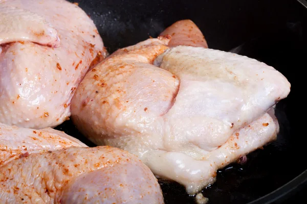 Frango com temperos fritos em uma panela. Foco seletivo — Fotografia de Stock