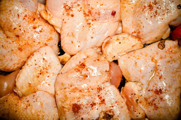 Pollo con especias fritas en una sartén. Tonificado —  Fotos de Stock