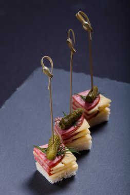 Salam, peynir ve turşu şiş üzerinde üzerinde küçük aperatifler kanepe 