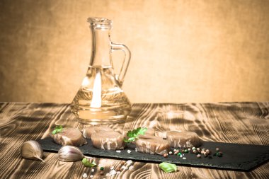 Otlar ve baharatlar bir woode üzerinde siyah arduvaz tabakta çiğ et