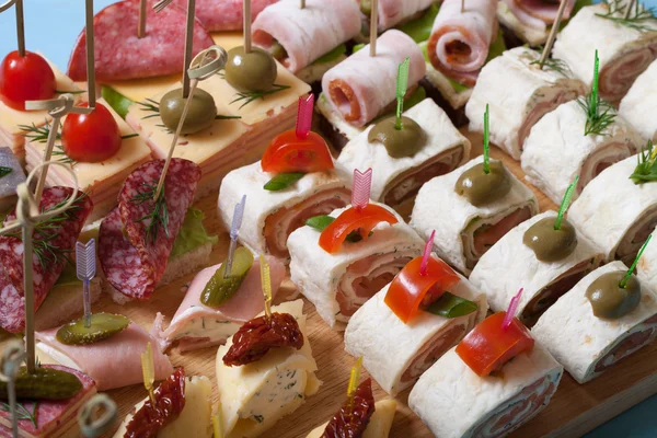 Diferentes tipos de bocadillos canapé en pinchos. Enfoque selectivo — Foto de Stock