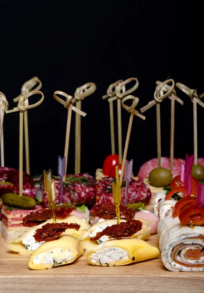 Diferentes tipos de bocadillos canapé en pinchos. Enfoque selectivo — Foto de Stock