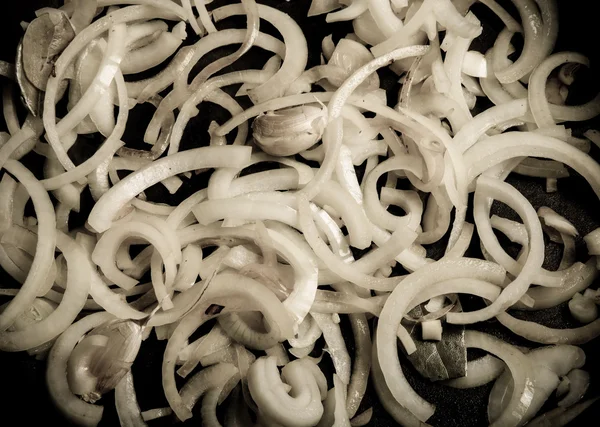 Ajo y cebolla fritos en una sartén. Tonificado — Foto de Stock