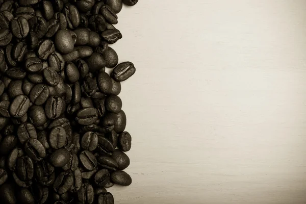 Granos de café sobre mesa de madera azul. Tonificado — Foto de Stock
