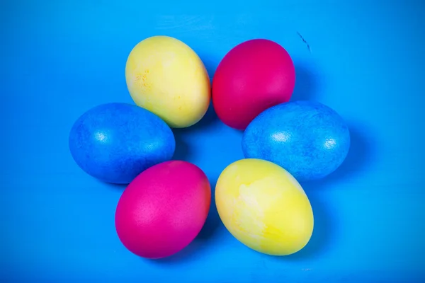 Пасхальные яйца на синем фоне. Toned — стоковое фото