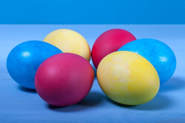 Velikonoční vajíčka na modrém pozadí — Stock fotografie