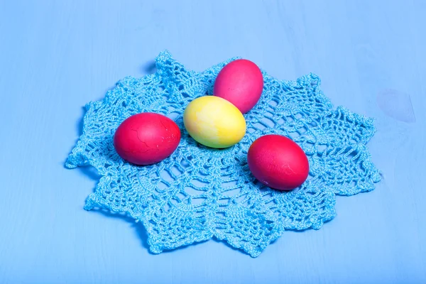 Oeufs de Pâques sur fond bleu — Photo