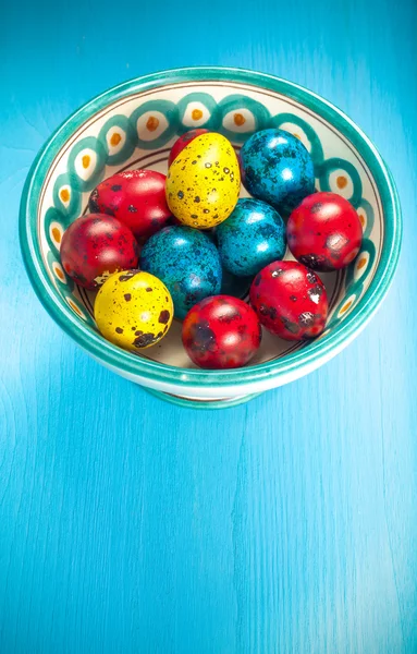 Uova di quaglia di Pasqua su sfondo blu. Tonica — Foto Stock