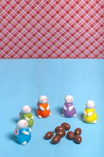 Пасхальные кролики и яйца на ярком фоне — стоковое фото