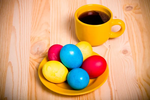 Œufs de Pâques et tasse de thé sur fond en bois. tonique — Photo