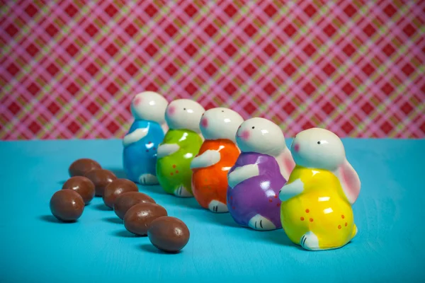 Conejos de Pascua y huevos sobre un fondo brillante. Tonificado — Foto de Stock