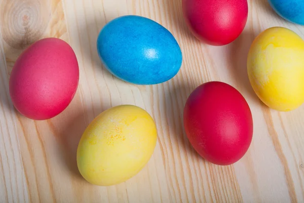 Simboli pasquali su sfondo di legno — Foto Stock