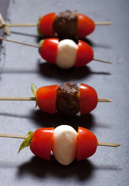 Pequenos lanches de canapé com tomate cereja, mussarela e almôndega — Fotografia de Stock