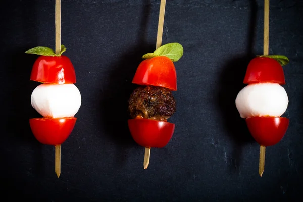 Küçük aperatifler kanepe kiraz domates, mozzarella ve meatbal — Stok fotoğraf