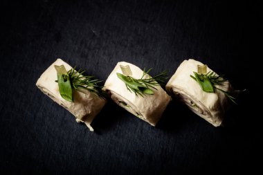 Siyah mazisi üzerinde şiş üzerinde jambon, peynir ve pide ile küçük rulolar