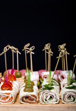 Aperatifler kanepe şiş üzerinde farklı türde. Fi sığ derinliği