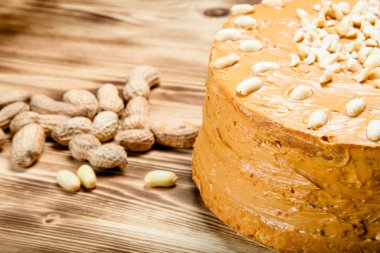 Ahşap zemin üzerine ev yapımı fıstık kek. Seçici odak. Zil sesi