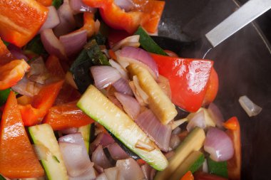 Sebze kümesi bir tencerede kızartılır. Seçici odak