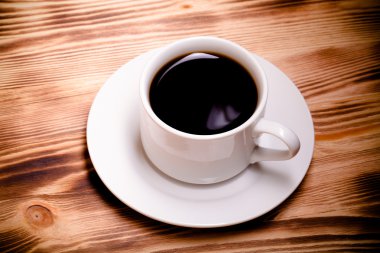 Kahve Kupası hafif ahşap masa üzerinde. Tonda