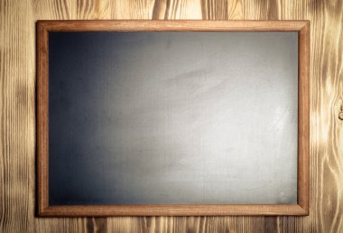 Yeni hafif ahşap yanmış doku ile arka plan için tebeşir tahtası.