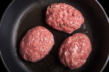 Bir tavada kızarmış taze et pirzola