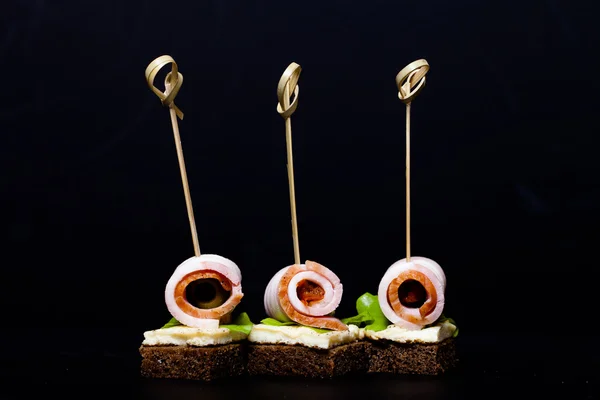 Küçük aperatifler kanepe döş, çavdar ekmeği, omlet ve salata ile 