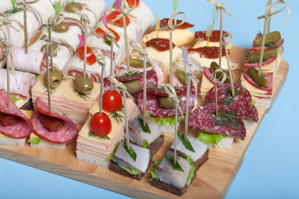 Different kinds of snacks canape on skewers. Selective focus — Stock Photo, Image