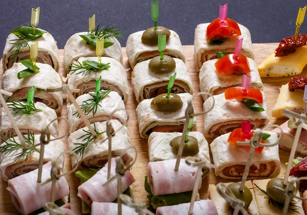 Diferentes tipos de lanches canapé em espetos. Foco seletivo — Fotografia de Stock