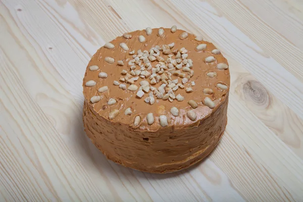 Torta di arachidi fatta in casa su sfondo di legno — Foto Stock