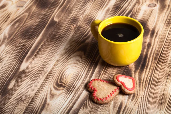 Kaffee in Tasse auf Holztisch für Hintergrund — Stockfoto