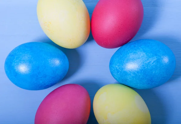 Oeufs de Pâques sur fond bleu — Photo