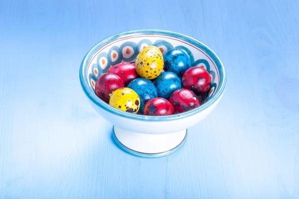 Пасхальные перепелиные яйца на синем фоне — стоковое фото