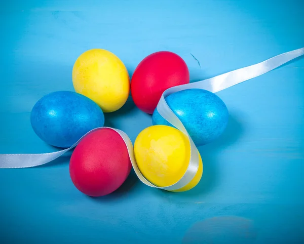 Oeufs de Pâques sur fond bleu. tonique — Photo