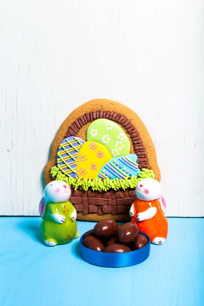 Símbolos de Pascua sobre fondo de madera. Tonificado — Foto de Stock