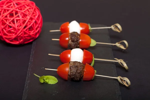 Pequenos lanches de canapé com tomate cereja, mussarela e almôndega — Fotografia de Stock