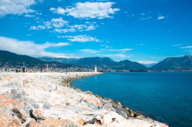 Dağlar ve deniz gezinti yüzde olarak görüntülemek