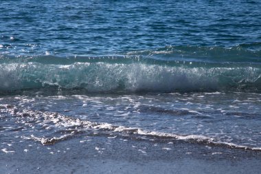 Dalga deniz çakıl kıyısında. Seçici odak