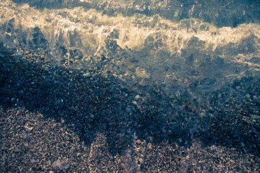 Dalga deniz çakıl kıyısında. Tonda