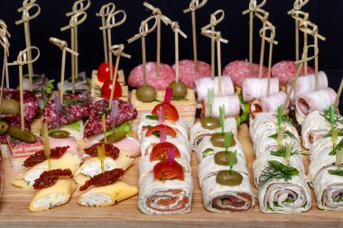 Aperatifler kanepe şiş üzerinde farklı türde. Seçici odak